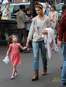 Descabelada: Katie Holmes passeia com Suri