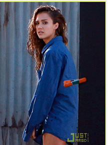 <i>Sexy</i>: Jessica Alba posa só de camisa