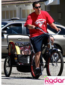 <i>Bike</i>: Adam Sandler leva filhas para passear