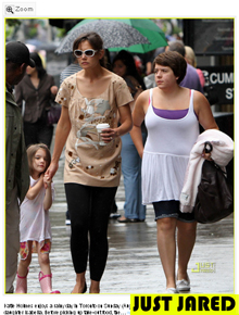 Família: Katie Holmes passeia com Suri e enteada