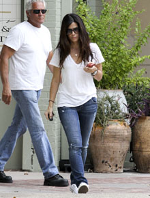 Poucos amigos: Sandra Bullock sai com segurança