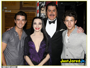 Vida noturna: Kevin e Nick visitam a família Addams