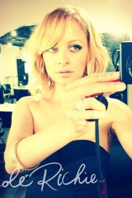 Loiríssima: Nicole Richie muda o visual