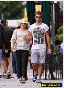 De novo: Dianna Agron passeia com Alex Pettyfer