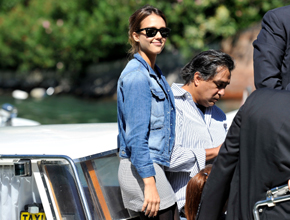 Gôndola: Jessica Alba chega ao <i>Festival de Veneza</i>