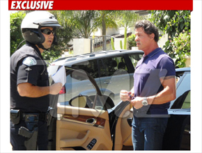 Infração: Policial para Stallone no trânsito