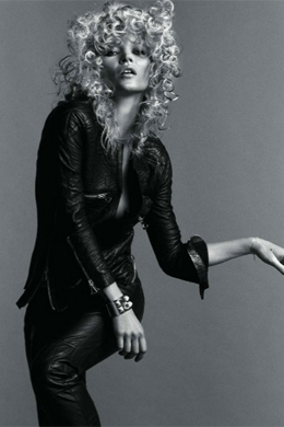 França: Kate Moss usa couro para ensaio