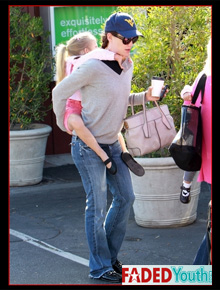 Mercado: Jennifer Garner leva filha de cavalinho