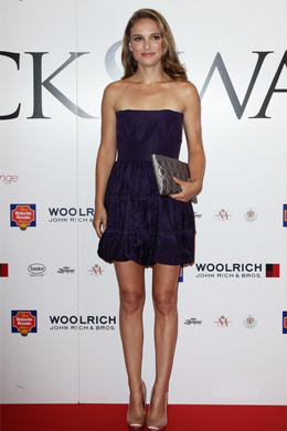 Curtíssimo: Natalie Portman veste <i>Miu Miu</i>