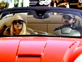 Com o marido: Christina Aguilera passeia de <i>Ferrari</i>