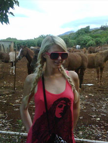<I>Relax</i>: Paris Hilton faz passeio sem sutiã
