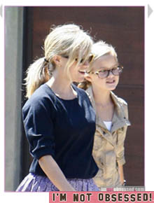 Mãe e Filha: Reese Whitherspoon passeia com Ava