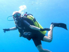 Alto mar: Paris Hilton mergulha em Maui