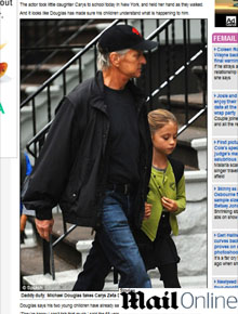 A vida segue: Michael Douglas busca a filha na escola