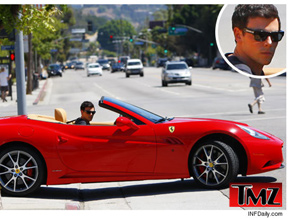 Uma Ferrari!: Cory Monteith circula por Los Angeles