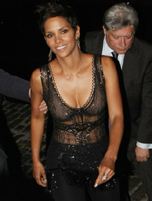 <i>Sexy</i>: Halle Berry aposta em transparência