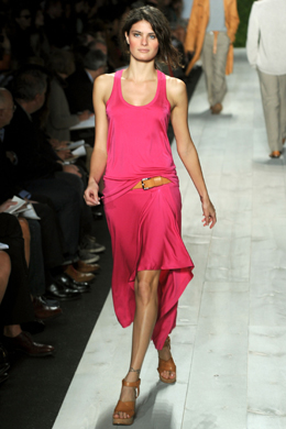 Passarela: Isabeli Fontana desfila para Michael Kors