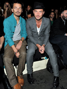 <i>LFW</i>: Jude Law prestigia Sienna Miller