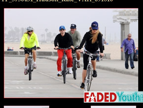 <i>Bike</i>: Kate Hudson une família e namorado em passeio