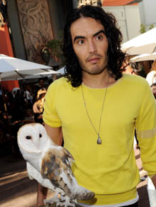 Após cadeia: Russell Brand faz primeira aparição