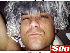 Pelo: Robbie Williams usa peruca diferente