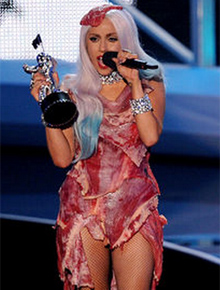 Lady Gaga: Vestido de carne deve ser preservado