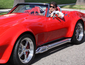 Panca: Stallone passeia com seu possante vermelho
