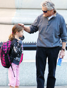 Paizão: Michael Douglas leva a filha para o colégio