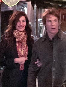 A dois: Julia Roberts e marido passeiam por Paris