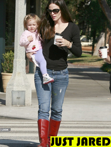 Mãe: Jennifer Garner equilibra filha em passeio