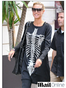 <i>Dark</i>: Heidi Klum usa camiseta de esqueleto