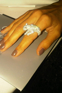 Chique: Alessandra Ambrósio usa anel <i>Cartier</i>