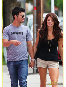 <i>Love</i>: Greene e Joe Jonas caminham de mãos dadas
