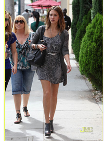 Tarde: Jessica Alba toma café com a mãe