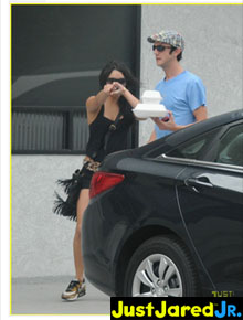 Psiu: Vanessa Hudgens aponta para <i>papparazzi</i>