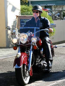 <i>Bad</i>: Schwarzenegger passeia de moto