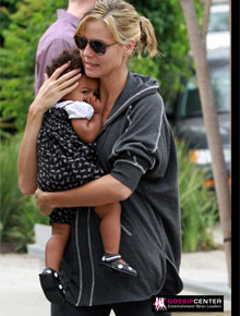 Chamego: Heidi Klum leva Lou no colo