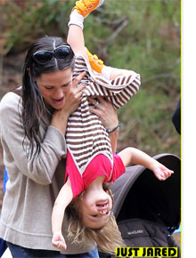 Ponta-cabeça: Jennifer Garner brinca com a filha