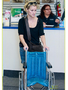 Curioso: Reese Witherspoon empurra cadeira de rodas