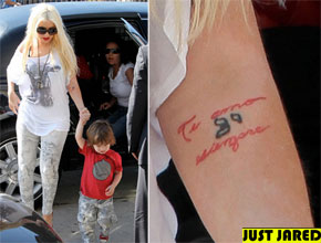 Nova <i>tattoo</i>?: Aguilera deixa desenho à mostra
