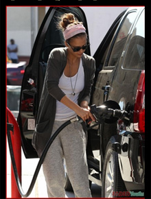 Mão na massa: Jessica Alba enche tanque do carro