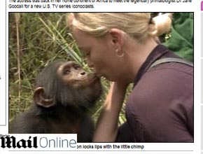 África: Charlize Theron dá beijinho em chimpanzé