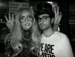 <i>Paz e Amor</i>: Lady Gaga posa para foto