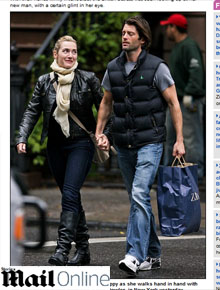 Feliz: Kate Winslet passeia com Louis Dowler
