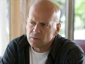Bruce Willis: Escada rolante dá susto em ator