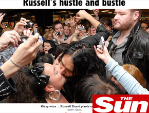 Empolgadinho: Russell Brand dá beijão em fã