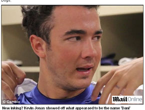 <I>Tattoo</i>: Kevin Jonas fez tatuagem