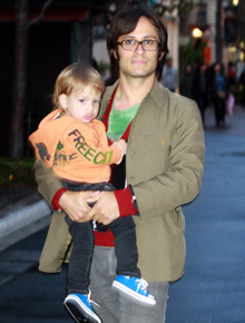 Tarde: Gael García Bernal passeia com o filho