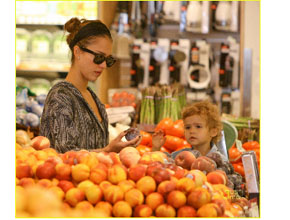 Ajudando a mamãe: Honor vai com Alba ao mercado