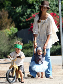Fofuras: Camila Alves passeia com Levi e Vida
